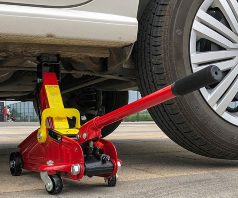 千斤頂頂升車輛一定要拉手剎、熄火