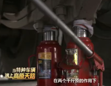 川藏線千溝萬壑，自駕車主用液壓千斤頂更換損壞輪胎