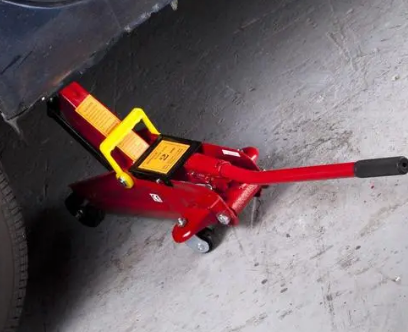 用臥式千斤頂舉升車輛后，為什么還要用支架