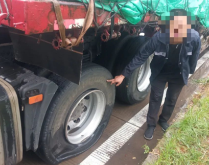 某高速30輛車(chē)被釘子扎破，車(chē)主用臥式液壓千斤頂更換輪胎