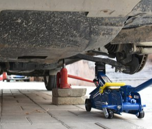 長(zhǎng)期開(kāi)車(chē)腰不好，建議用臥式液壓千斤頂