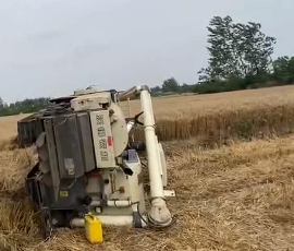 收割機(jī)側(cè)翻，消防員用液壓剪和臥式千斤頂救援